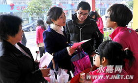 县实验幼儿园开展“为您服务从我做起”家庭教育现场咨询活动